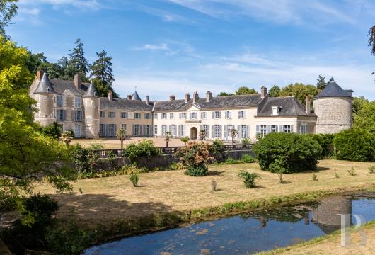 centre-val-de-loire - Dans le Val de Loire, au centre d'un parc de plus de 40 ha,  un château des 16e, 17e et 18e s. inscrit MH et ses nombreuses dépendances
